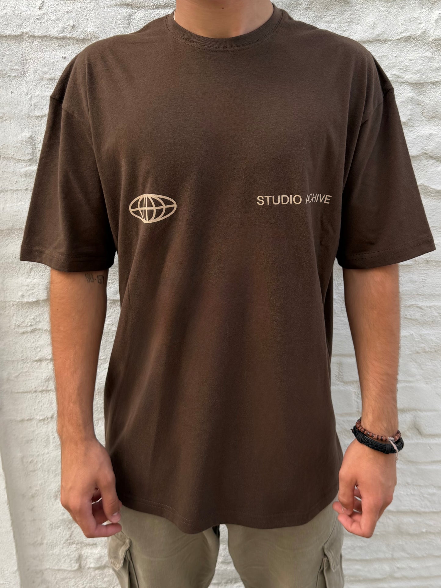Remera STUDIO marrón