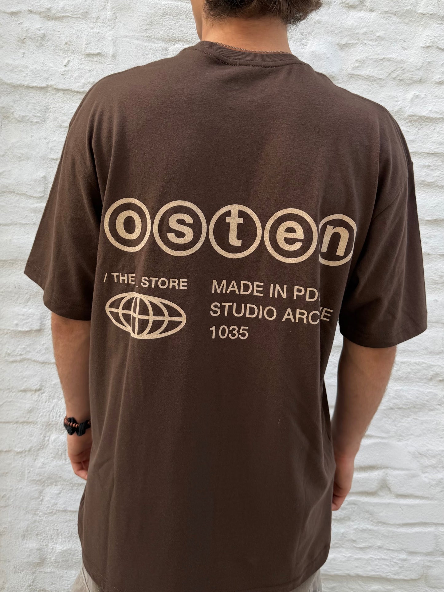 Remera STUDIO marrón
